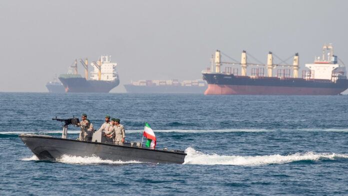 Anuncian nuevas condiciones para transitar por el estrecho de Ormuz