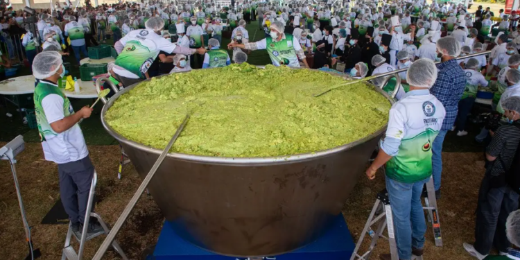 México rompe récord Guinness tras preparar el guacamole más grande del mundo México rompe récord Guinness tras preparar el guacamole más grande del mundo