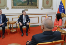 delcy-recibe-john-barrett