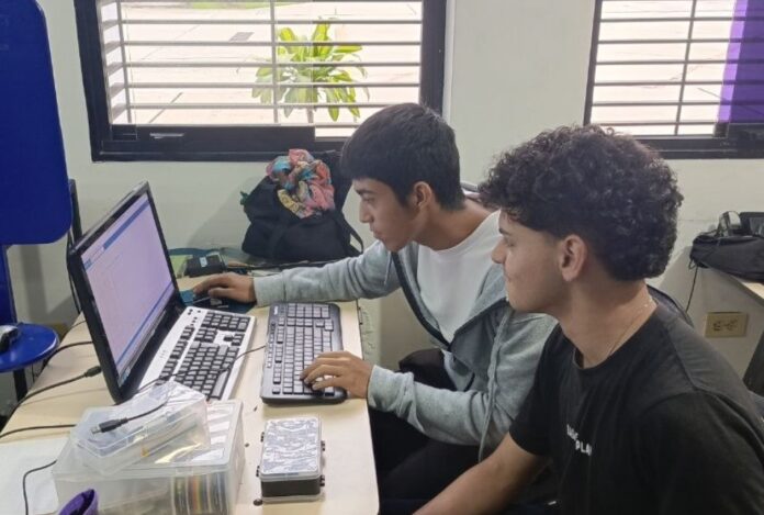 Jóvenes venezolanos crean un traductor de lengua de señas