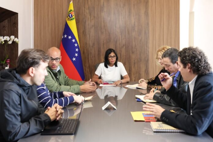 Delcy Rodríguez se reúne con autoridades del sector educativo