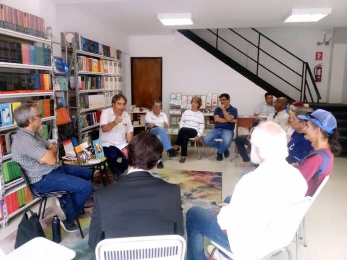 Homenaje a Earle Herrera: Analizan su vida y legado en el Ágora del Libro 2026