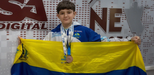 Joven venezolano se alza con el oro en Olimpiada de Matemáticas de Singapur 2026