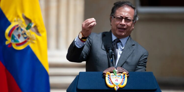 petro-ordeno-a-embajadora-en-ecuador-regresar-de-inmediato-tras-alza-de-aranceles-e1775827054544-750x375
