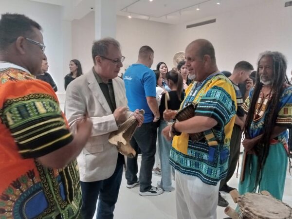 Autoridades recorren nuevas exposiciones en el Muva