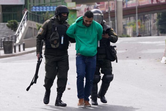 Bolivia: Denuncian que avión militar argentino transportaba insumos antidisturbios