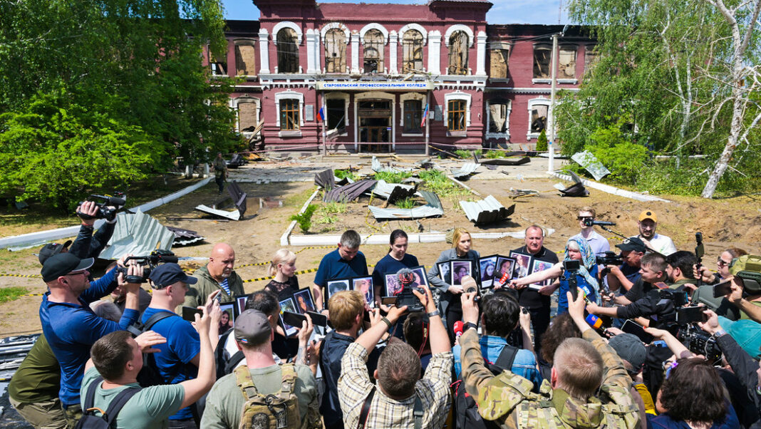 Periodistas extranjeros visitan lugar del mortífero atentado de Kiev en Lugansk Periodistas extranjeros visitan lugar del mortífero atentado de Kiev en Lugansk