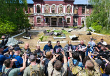 Periodistas extranjeros visitan lugar del mortífero atentado de Kiev en Lugansk