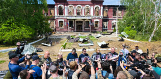Periodistas extranjeros visitan lugar del mortífero atentado de Kiev en Lugansk