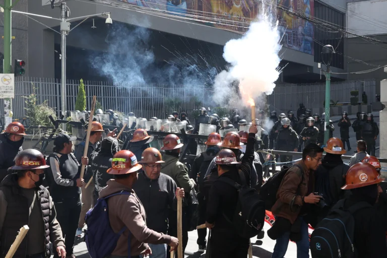704d288272d64bd1a72758ecc3e6a4be1d42e746w-768x512.jpg El líder sindical boliviano