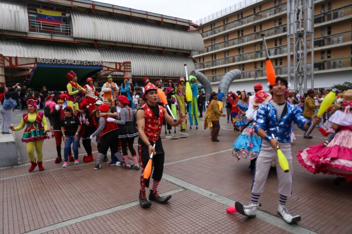 Más de 1.500 personas participan en caminata cultural por el Día de los Museos en Caracas Más de 1.500 personas participan en caminata cultural por el Día de los Museos en Caracas