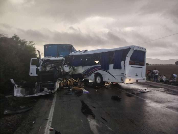 Tragedia: Nueve muertos tras choque de autobús en la Troncal 9 Trágico accidente en troncal 9