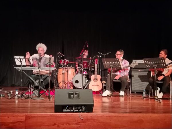 trovadores cantan a Nazoa