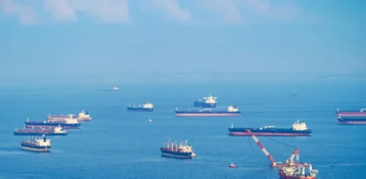 Bloqueo naval en estrecho de Ormuz se mantiene pese al anuncio de Trump