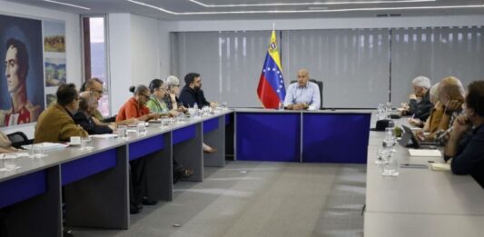 Instan a intelectuales del país a asumir un rol protagónico
