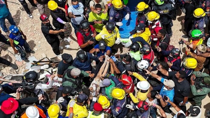 A más de 100 horas estos son algunos de los rescates realizados en La Guaira