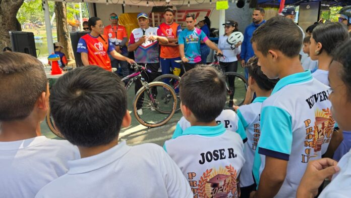 la bici va a la escuela