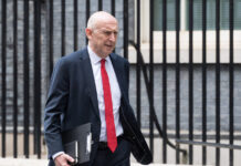 Secretario británico de Defensa John Healey dimite tras desacuerdo Secretario de Defensa británico dimite por desacuerdo