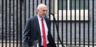 Secretario de Defensa británico dimite por desacuerdo