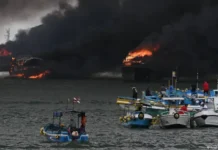 Incendio destruye 35 embarcaciones en puerto de Ecuador