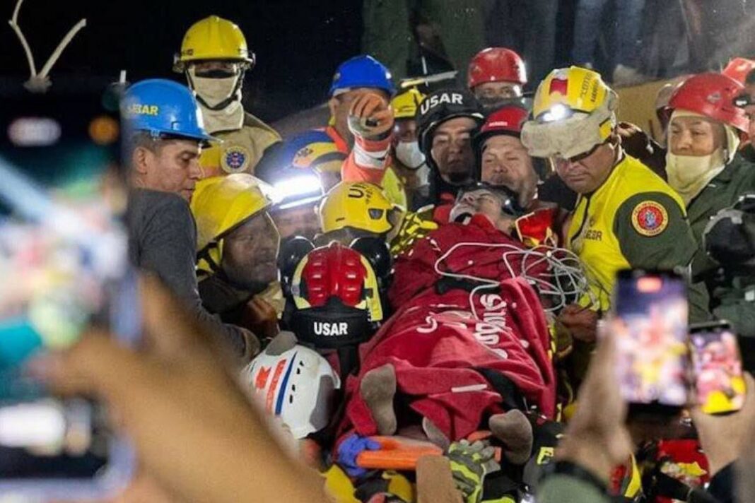 Rescate de un niño en La Guaira hoy