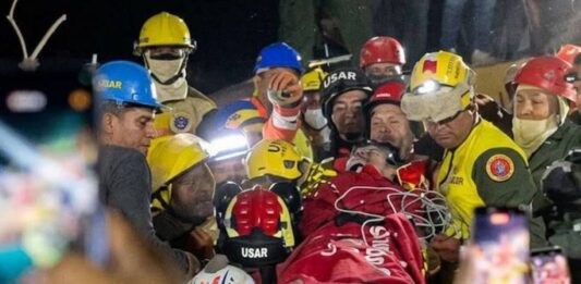 Rescate de un niño en La Guaira hoy