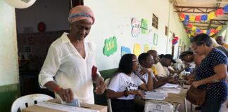Con un margen de solo un punto porcentual, Colombia espera el escrutinio para conocer a su nuevo presidente