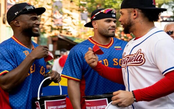 Peloteros criollos de los Medias Rojas se unen para ayudar a Venezuela