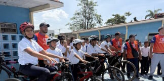 la bici va a la escuela