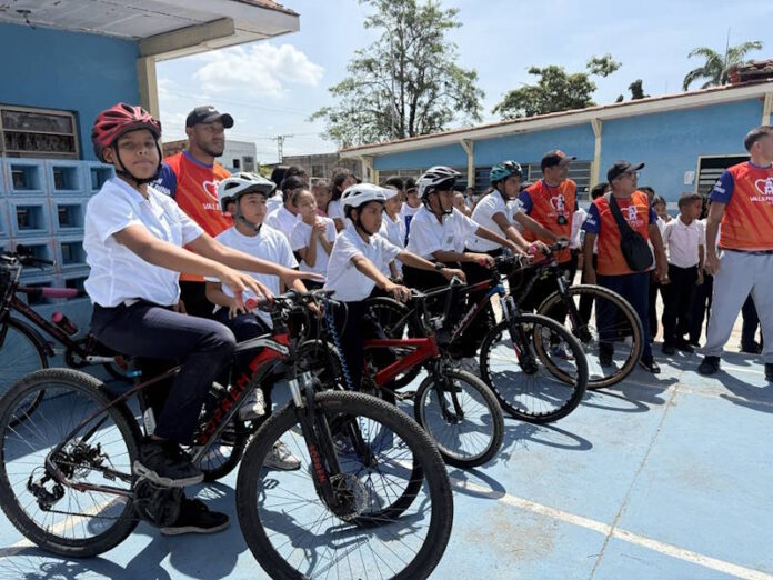 la bici va la bici va a la escuela
