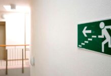 ¿Por qué es importante desalojar por escaleras durante un sismo?