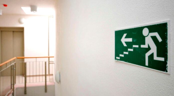 ¿Por qué es importante desalojar por escaleras durante un sismo?