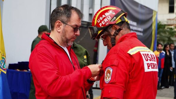 Venezuela condecora a rescatistas de Ecuador y Perú