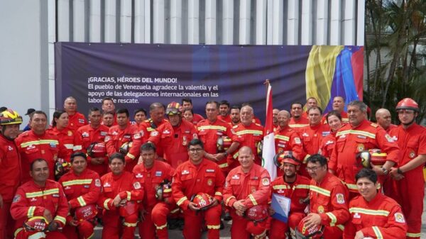 Venezuela condecora a rescatistas de Ecuador y Perú