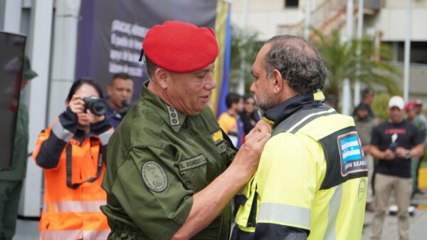 Venezuela condecora a rescatistas de Ecuador y Perú