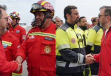Venezuela condecora a rescatistas de Ecuador y Perú