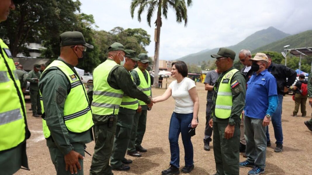 Ejército Bolivariano y FANB suman esfuerzos para labores de búsqueda y rescate en La Guaira Ejército Bolivariano y FANB suman esfuerzos para labores de búsqueda y rescate en La Guaira