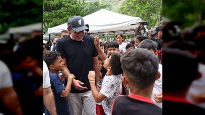 Entregan regalos a los niños del campamento transitorio Los Caracas Entregan regalos a los niños del campamento transitorio Los Caracas