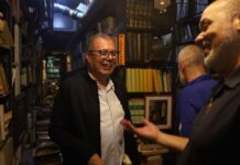 Ministro Cazal visita Gran Pulpería de Libros Venezolanos y se lleva esta impresión Gran Pulpería de Libros