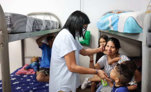 Presidenta (E) Delcy Rodríguez supervisa campamento transitorio.