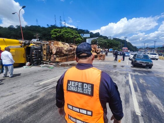 Cami&oacute;n de madera se voltea en Valencia