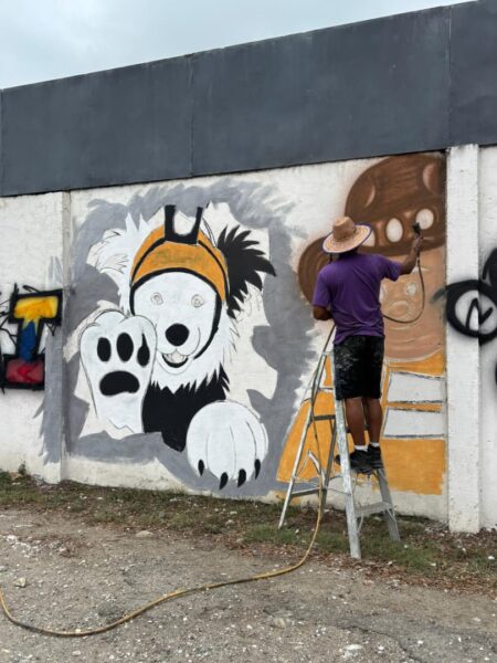 Aramendi-mural-Morón-artista pintando mural