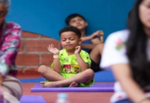 Campamentos transitorios se convierten en espacios de yoga y bienestar emocional Llevan jornadas de yoga a 107 campamentos transitorios