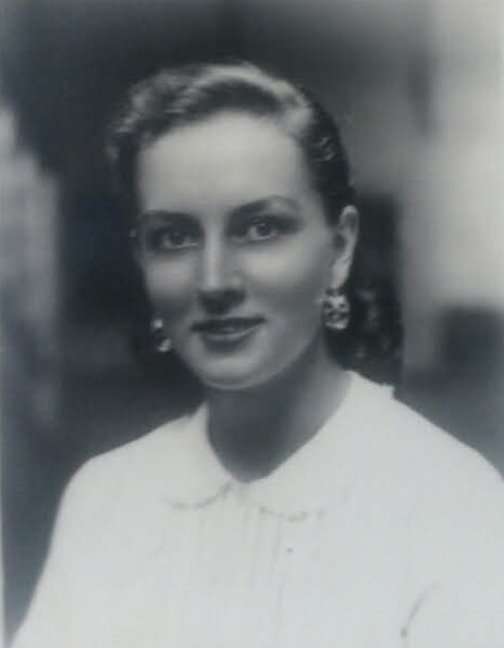 Un homenaje necesario a su trayectoria en sus nueve décadas de vida vinculada a las artes, la educación y la historia local. Hoy, 12 de julio, se cumple el 90 aniversario del nacimiento de Ella Hoffmann de Senior, un pilar en el desarrollo cultural del municipio. Nacida en 1936, hija del ciudadano alemán Ernest Hoffmann y de la venezolana Ana T. Gonzáles Coll, es viuda de Juan M. Senior y madre de cuatro hijos: Flora Teresa, Juan Ernesto, Jessica Teresa y Ella Carolina. Hoffmann cursó la educación primaria en el colegio Sagrado Corazón de Jesús y la secundaria en el liceo Miguel Peña. Más tarde, obtuvo la licenciatura en Educación, mención Desarrollo Cultural, por la Universidad Simón Rodríguez. Su producción creadora abarca una notable diversidad de oficios: artista plástica, cultora, poeta, historiadora, profesora, artesana y repostera. Es además la autora del Himno a Borburata. Hace muchos años tuve la oportunidad de conocerla; en esa ocasión, leyó un poema dedicado a un torero y recuerdo su declaración de una frase que define su identidad: la catira más negra de Borburata. Tiempo después, la volví a ver en el homenaje que se le realizó en el marco del Festival Mundial de Poesía en 2022, en el Salón Azul del Teatro Municipal de Puerto Cabello. Su participación institucional registra hitos claves. Fue la primera mujer en formar parte del Gremio de Artesanos. Asimismo, integró las juntas directivas de la Sociedad Bolivariana, la Sociedad Bolívar y Martí, y la Sociedad Divulgadora de Historia Militar de Venezuela. Ejerció también como miembro principal del Ateneo de Puerto Cabello y representante en certámenes de literatura. El reconocimiento a su obra incluye la insignia "Toma de Puerto Cabello" y el Botón de la Ciudad en sus distintas clases. En el ámbito patrimonial, ostenta las distinciones de Patrimonio Cultural Inmaterial del Municipio Puerto Cabello y Patrimonio Cultural del Caribe, bajo la Resolución 161. Al llegar a sus 90 años, Hoffmann goza de salud y transcurre sus días en el calor de su hogar, retirada de la actividad pública y rodeada por el cuidado de sus familiares, quienes custodian un legado de hondo arraigo en la cultura local. Jessica Senior, su hija: "Para mí ella es lo máximo, una persona maravillosa y el mejor ser humano. Es un manantial de energía hacia todo el mundo". (Sobre la fotografía junto al presidente Hugo Chávez en el Teatro Teresa Carreño):"Ellos ya se conocían de una oportunidad previa. En ese momento de la entrega del título, ella se le acercó y le dijo: Los afrodescendientes te amamos. Al verla, con su color de piel y esos ojos claros, Chávez reaccionó con asombro y le contestó: Dios mío, afrodescendiente, ¿dónde estabas metida con esos ojos tan bellos que me vuelven loco? Fue un instante de mucha gracia y complicidad, y ambos soltaron la risa de inmediato por el comentario". Víctor Pachano, Artista Plástico (estudió con Ella): "Comparo su resiliencia con la de una Margaret Thatcher de su momento; es una mujer de una gran fortaleza. Siempre admiré su puntualidad. Cuando estudiábamos en la universidad, conveníamos vernos en el teatro a las ocho, y ella estaba allí a las seis y cuarto. Una vez, tras el fallecimiento de una compañera, le comenté que la pelona estaba suelta. Me respondió con su característico humor: ‘Mira muchacho, no seas tan bolsa, yo los voy a enterrar a todos ustedes’. Recuerdo que cargaba una carrucha de dos ruedas. Al mediodía se sentaba en la plaza Bolívar, bajo los árboles, sacaba cucas negras, paledonias y agua para compartir, y decía: ‘Ya estoy lista para la batalla’. Posee una vitalidad de recuerdo imborrable". Arnaldo Jiménez, escritor: "Compartí con ella en diversos eventos. Siempre llegaba con su carrito de dos ruedas y una puntualidad estricta. Hace un tiempo me dedicó un poema; me comentó que su forma de pensar cambió a partir de la lectura de mi libro Cáliz de Intemperie. Me llamaba Arnaldito. Una vez me entregó uno de sus poemarios para que lo leyera; posee una estructura de rima inteligente". Desde este espacio nos sumamos a la celebración de su vida. Reconocer la trayectoria de Ella Hoffmann de Senior en sus noventa años es un acto de justicia con la memoria cultural de la región, un legado que transcurre hoy en el resguardo de su hogar.