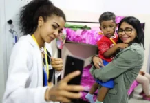 Presidenta (E) Delcy Rodríguez compartió con los niños hospitalizados tras los sismos Delcy Rodríguez comparte con niños hospitalizados tras los sismos