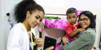 Delcy Rodríguez comparte con niños hospitalizados tras los sismos
