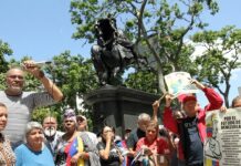 Plazas Bolívar - La Patria se Defiende