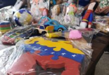Inicia entrega de juguetes artesanales a niños de campamentos transitorios Entrega de juguetes artesanales