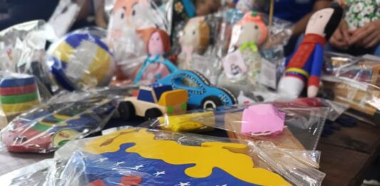 Entrega de juguetes artesanales