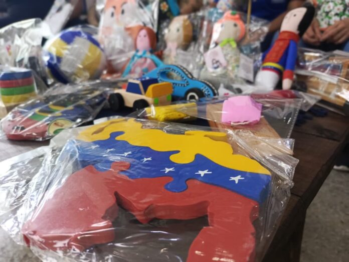 Entrega de juguetes artesanales